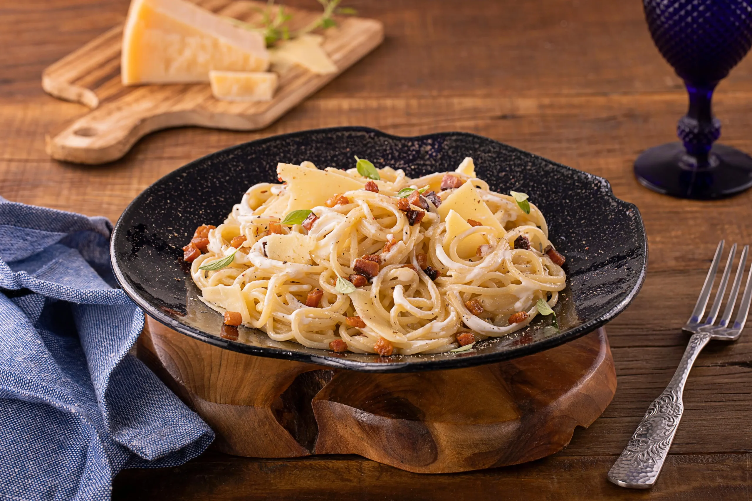 Carbonara com Creme de Ricota e lascas de Grana Padano