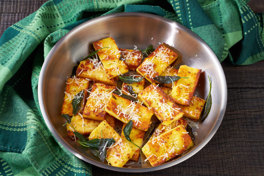 Polenta frita com parmesão