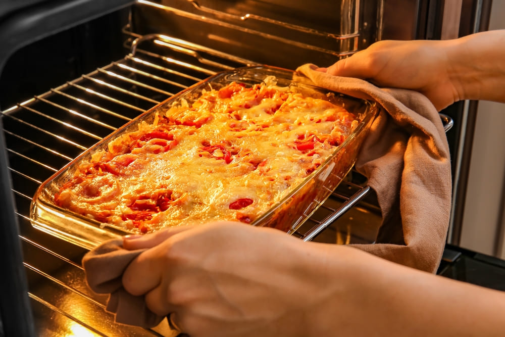 Como gratinar queijo mussarela no forno?
