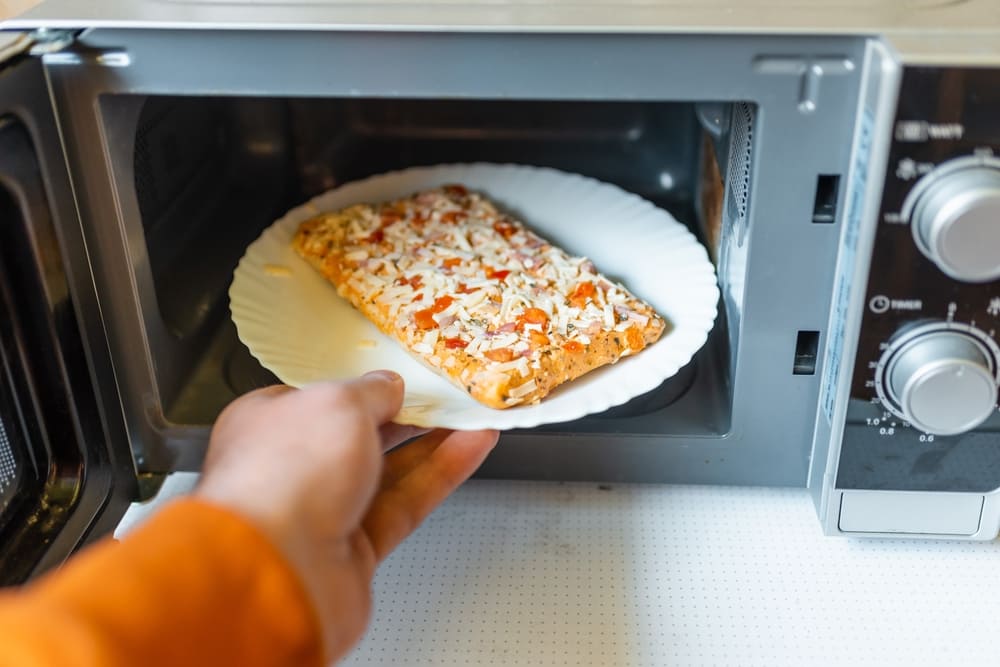 Como gratinar queijo no microondas?