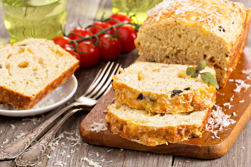 Pão caseiro de parmesão, tomate e azeitona