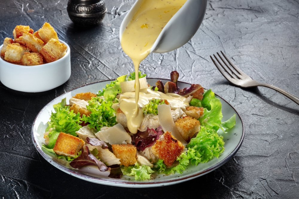 Qual o melhor queijo para colocar em uma salada?