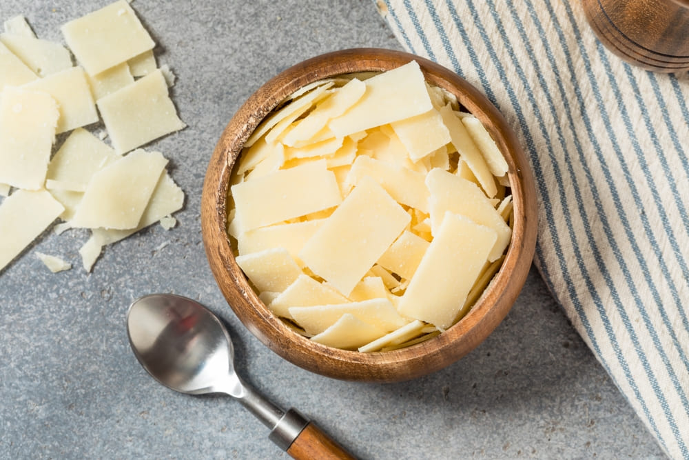 É saudável comer queijo parmesão? Conheça os benefícios